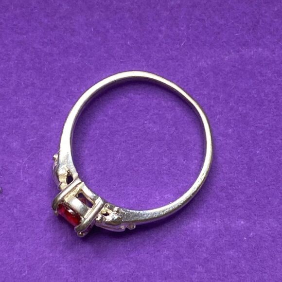 💛 925 Oval Red CZ Ring - Picture 2 of 4